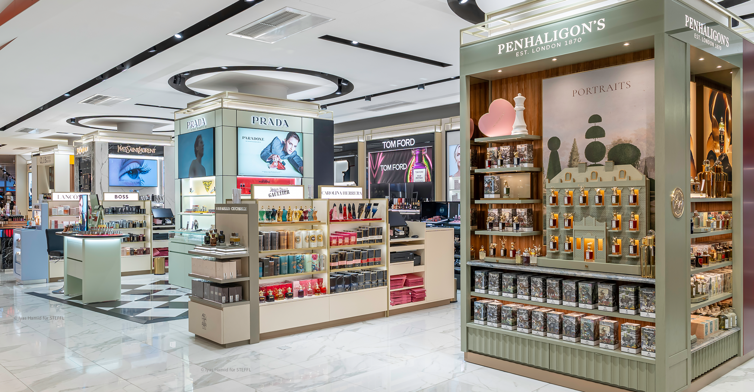 Am Point of Sale mit unseren Parfumerien